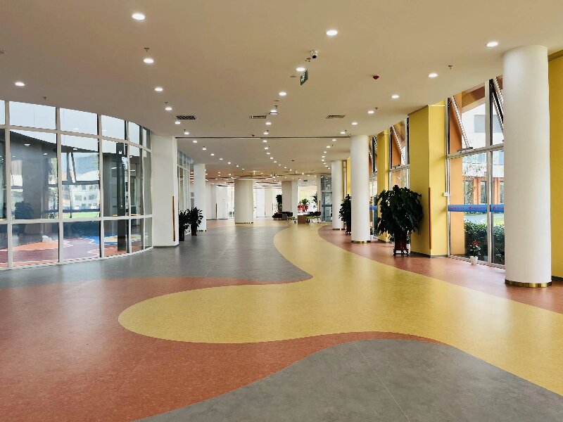 天津港保稅區(qū)空港學(xué)校 潔福潔弗樂(lè)靈動(dòng)系列多層復(fù)合PVC 地板學(xué)校防滑靜音地板方案